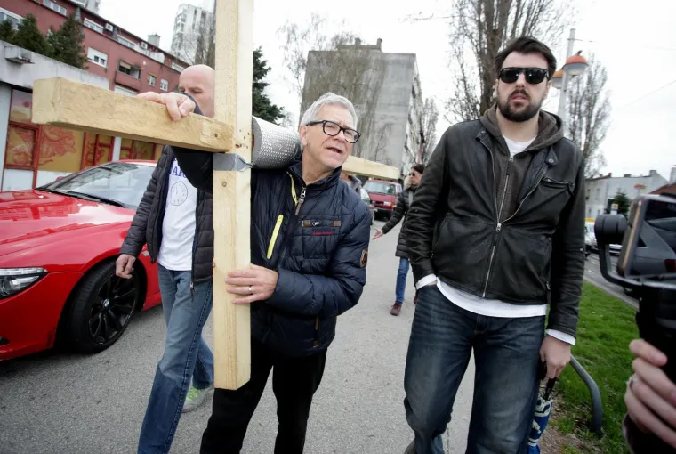 SAŠA PAVLIĆ JE STIGAO U ZAGREB: Križ su mu zbog ozljede pomogli nositi prijatelji, sada idu pred Vladu