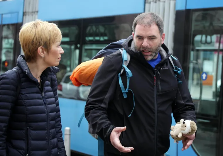 SAŠA PAVLIĆ JE STIGAO U ZAGREB: Križ su mu zbog ozljede pomogli nositi prijatelji, sada idu pred Vladu