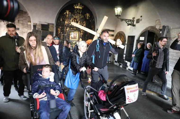 SA&Scaron;A PAVLIĆ JE STIGAO U ZAGREB: Križ su mu zbog ozljede pomogli nositi prijatelji, sada idu pred Vladu