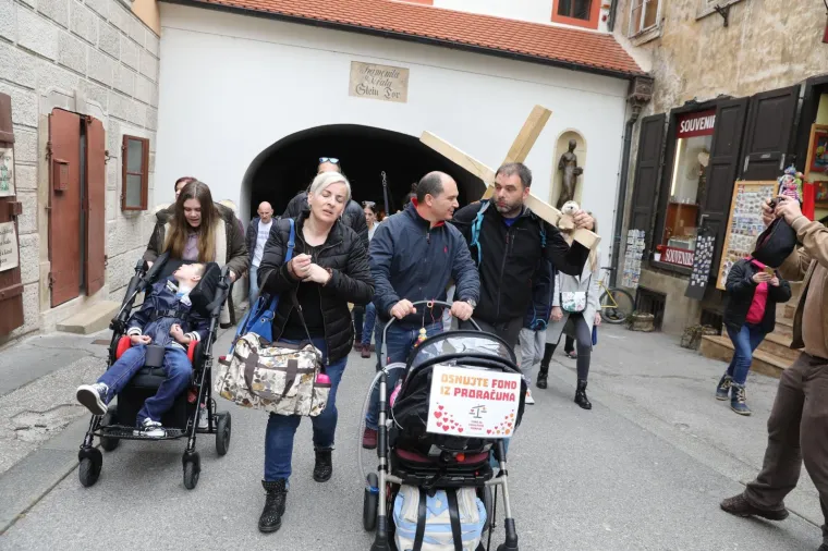 SA&Scaron;A PAVLIĆ JE STIGAO U ZAGREB: Križ su mu zbog ozljede pomogli nositi prijatelji, sada idu pred Vladu