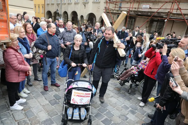 SA&Scaron;A PAVLIĆ JE STIGAO U ZAGREB: Križ su mu zbog ozljede pomogli nositi prijatelji, sada idu pred Vladu