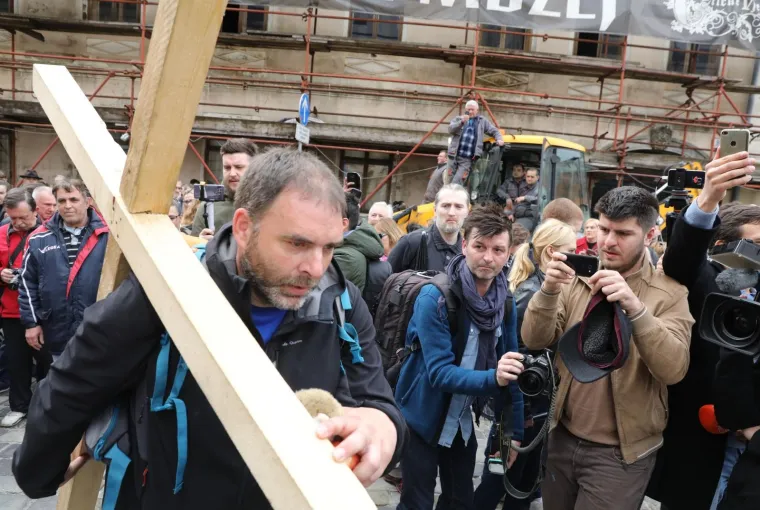 SA&Scaron;A PAVLIĆ JE STIGAO U ZAGREB: Križ su mu zbog ozljede pomogli nositi prijatelji, sada idu pred Vladu