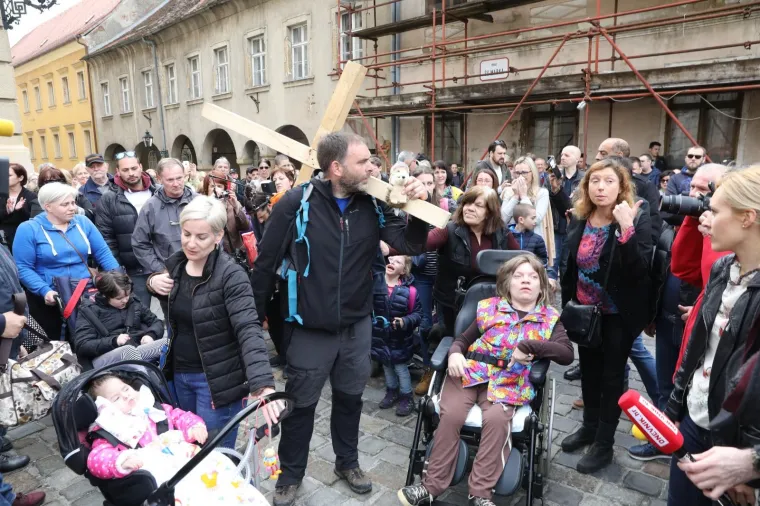 SA&Scaron;A PAVLIĆ JE STIGAO U ZAGREB: Križ su mu zbog ozljede pomogli nositi prijatelji, sada idu pred Vladu