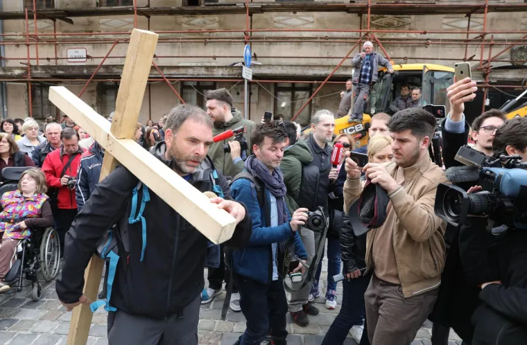 SA&Scaron;A PAVLIĆ JE STIGAO U ZAGREB: Križ su mu zbog ozljede pomogli nositi prijatelji, sada idu pred Vladu