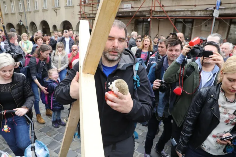 SA&Scaron;A PAVLIĆ JE STIGAO U ZAGREB: Križ su mu zbog ozljede pomogli nositi prijatelji, sada idu pred Vladu