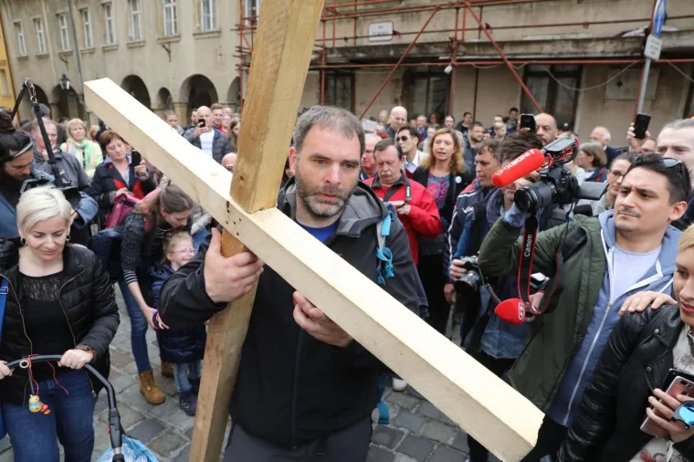 SA&Scaron;A PAVLIĆ JE STIGAO U ZAGREB: Križ su mu zbog ozljede pomogli nositi prijatelji, sada idu pred Vladu