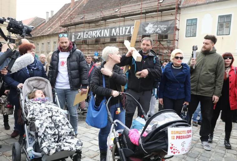 SA&Scaron;A PAVLIĆ JE STIGAO U ZAGREB: Križ su mu zbog ozljede pomogli nositi prijatelji, sada idu pred Vladu