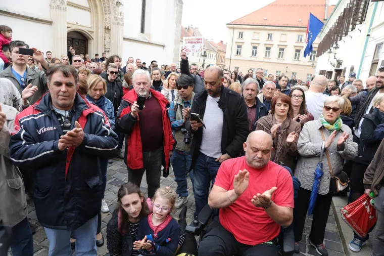 SA&Scaron;A PAVLIĆ JE STIGAO U ZAGREB: Križ su mu zbog ozljede pomogli nositi prijatelji, sada idu pred Vladu
