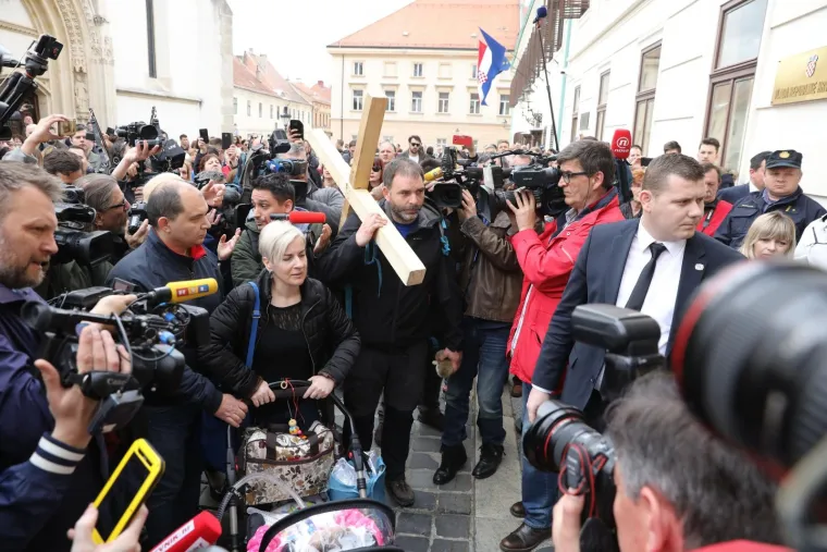 SA&Scaron;A PAVLIĆ JE STIGAO U ZAGREB: Križ su mu zbog ozljede pomogli nositi prijatelji, sada idu pred Vladu