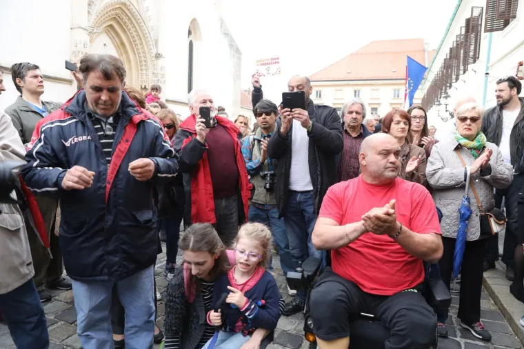 SA&Scaron;A PAVLIĆ JE STIGAO U ZAGREB: Križ su mu zbog ozljede pomogli nositi prijatelji, sada idu pred Vladu