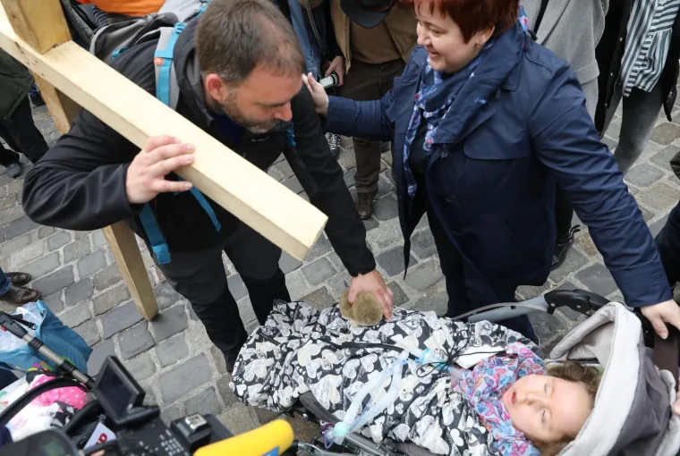 SA&Scaron;A PAVLIĆ JE STIGAO U ZAGREB: Križ su mu zbog ozljede pomogli nositi prijatelji, sada idu pred Vladu