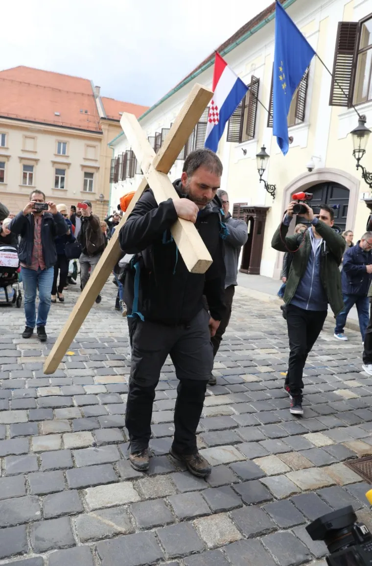 SA&Scaron;A PAVLIĆ JE STIGAO U ZAGREB: Križ su mu zbog ozljede pomogli nositi prijatelji, sada idu pred Vladu