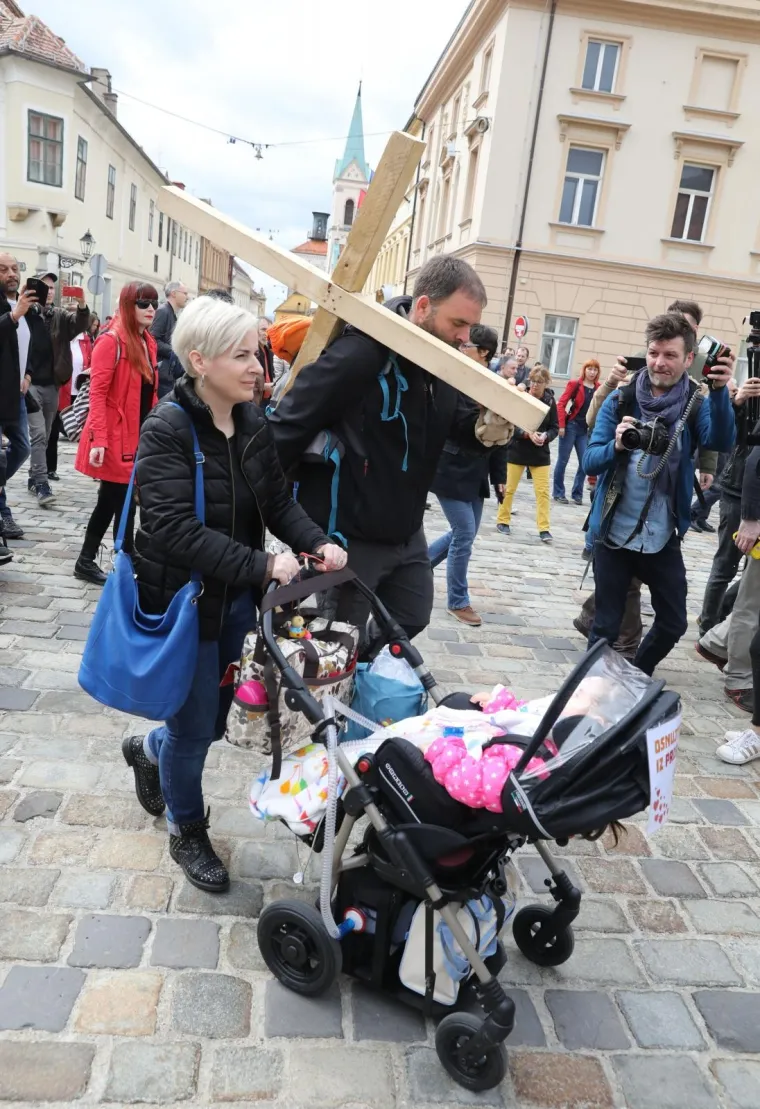 SA&Scaron;A PAVLIĆ JE STIGAO U ZAGREB: Križ su mu zbog ozljede pomogli nositi prijatelji, sada idu pred Vladu