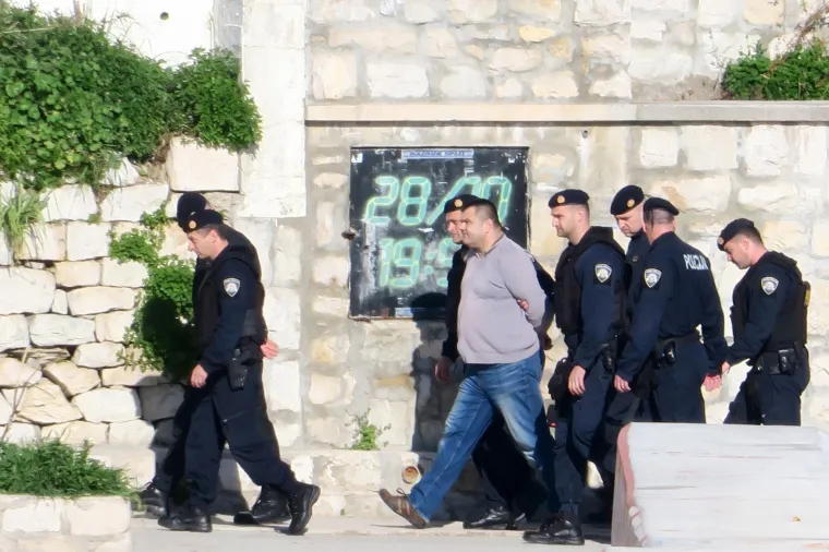 Ugostitelj s Firula prijetio da će raznijeti sebe i kafić. Naposljetku se predao policiji