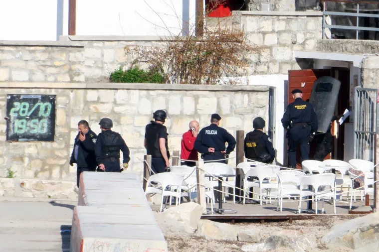 DRAMA U SPLITU: Muškarac prijetio da će raznijeti sebe i lokal, naposljetku se predao policiji