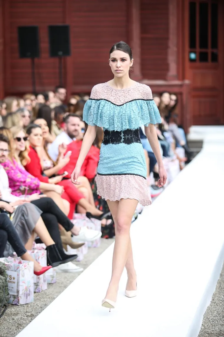 Modni dvojac ELFS danas je predstavio novu kolekciju odjeće na reviji u Botanickom vrtu. Osim prekrasnih haljina, oni u prvim redovima vidjeli su i puno više...