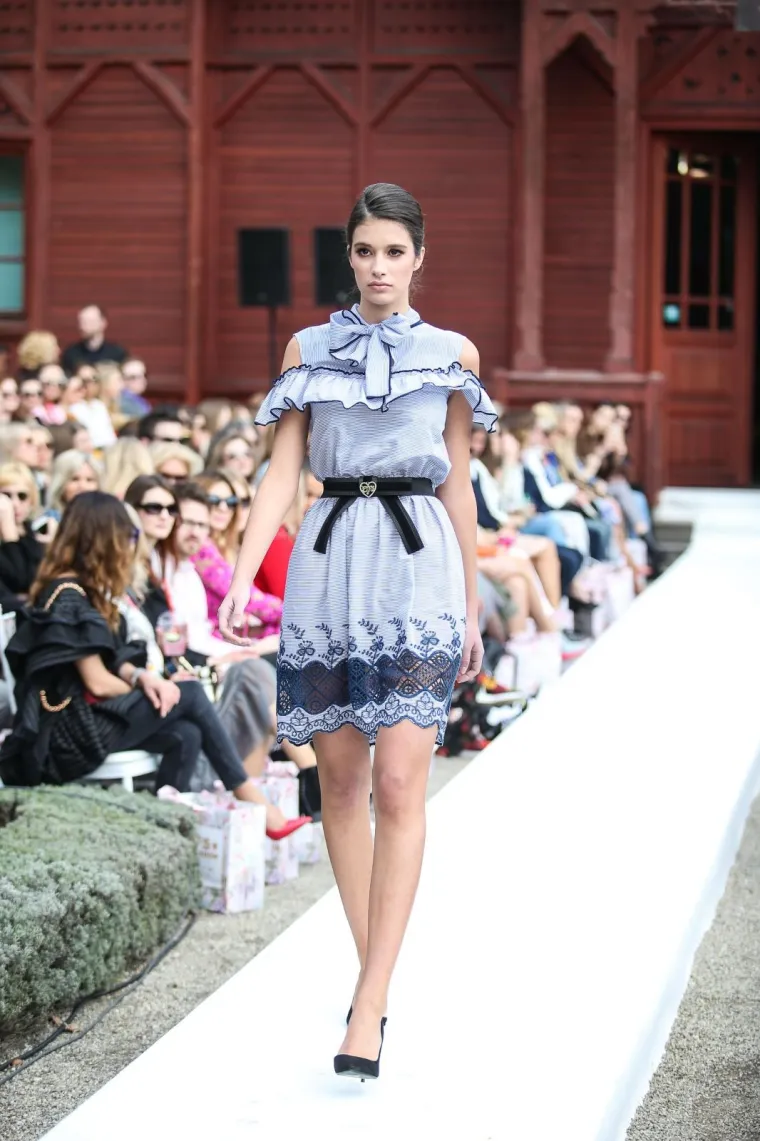 NESTAŠNE HALJINICE: Pored otkrivenih bradavica i međunožja, modna revija pala u drugi plan