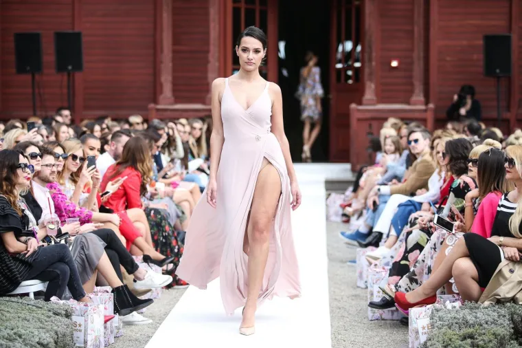 NESTA&Scaron;NE HALJINICE: Pored otkrivenih bradavica i međunožja, modna revija pala u drugi plan