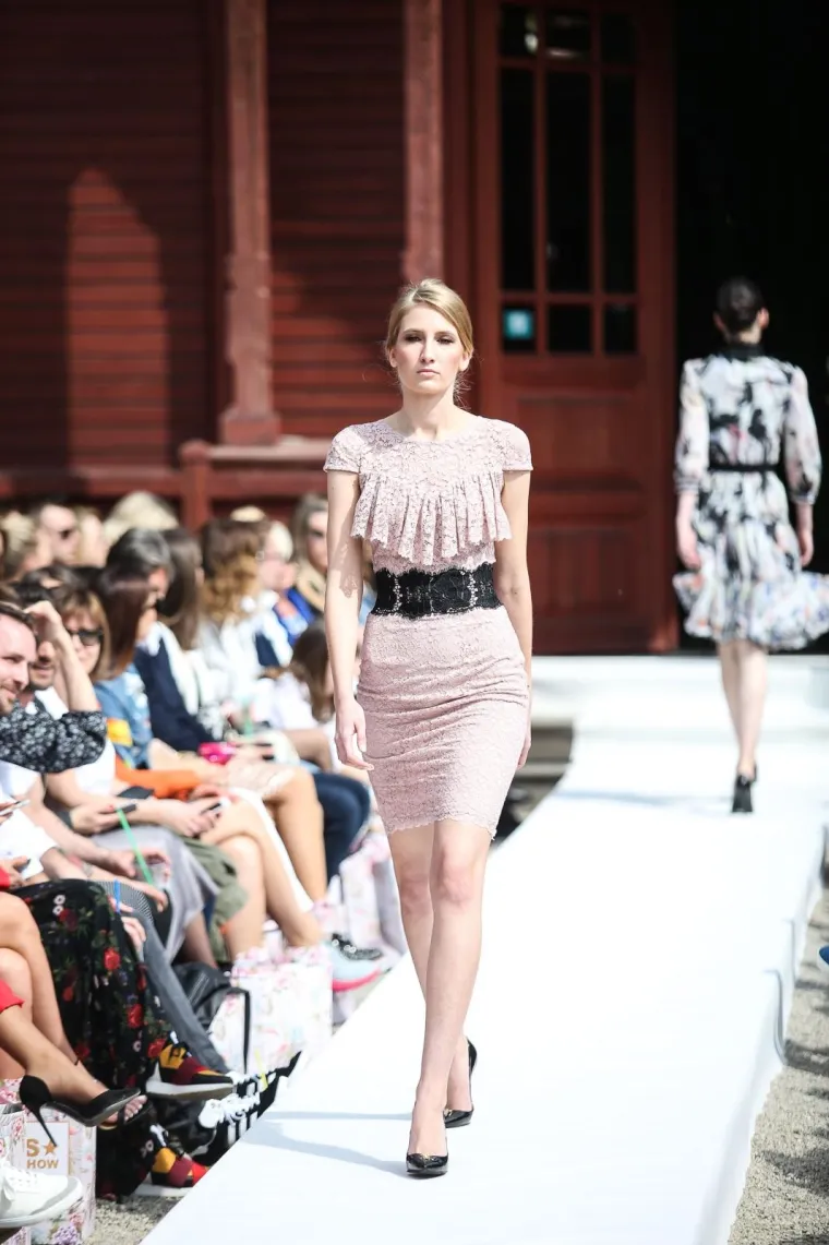 NESTA&Scaron;NE HALJINICE: Pored otkrivenih bradavica i međunožja, modna revija pala u drugi plan