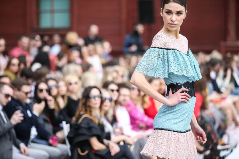 NESTA&Scaron;NE HALJINICE: Pored otkrivenih bradavica i međunožja, modna revija pala u drugi plan