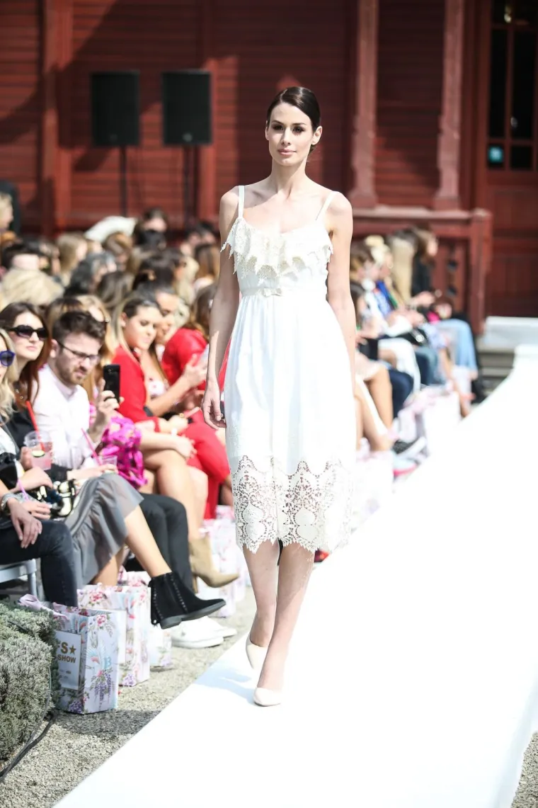 NESTA&Scaron;NE HALJINICE: Pored otkrivenih bradavica i međunožja, modna revija pala u drugi plan