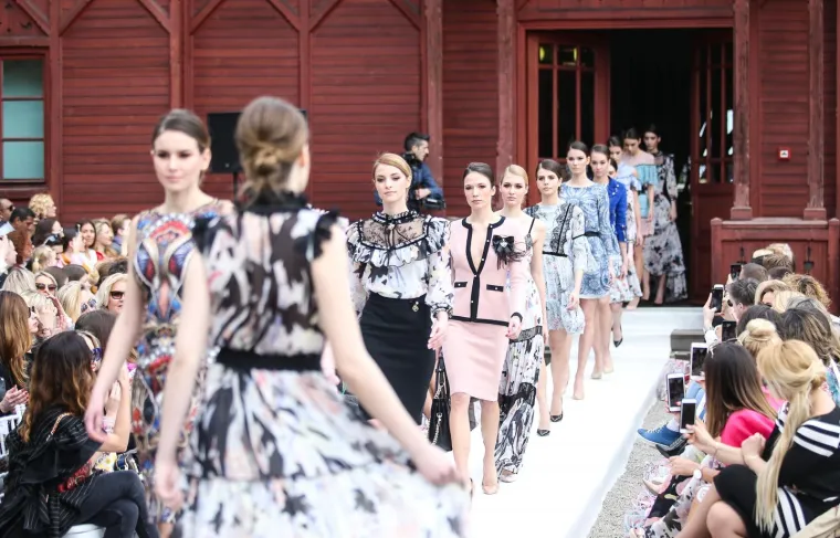 NESTA&Scaron;NE HALJINICE: Pored otkrivenih bradavica i međunožja, modna revija pala u drugi plan