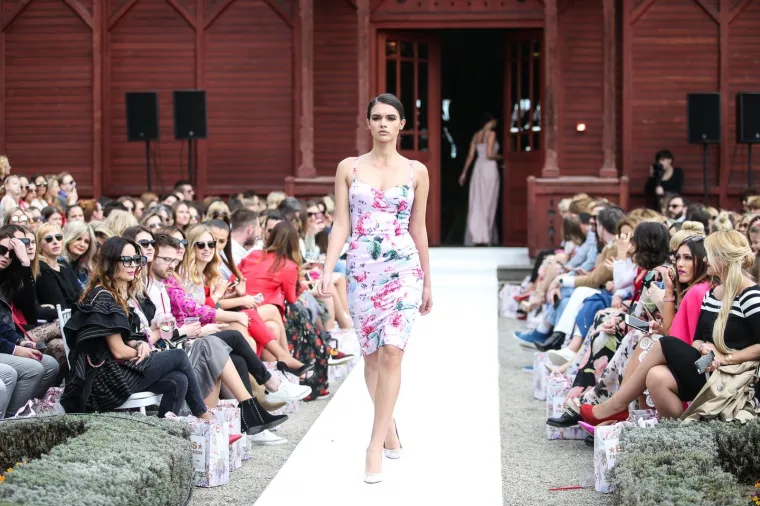 NESTA&Scaron;NE HALJINICE: Pored otkrivenih bradavica i međunožja, modna revija pala u drugi plan