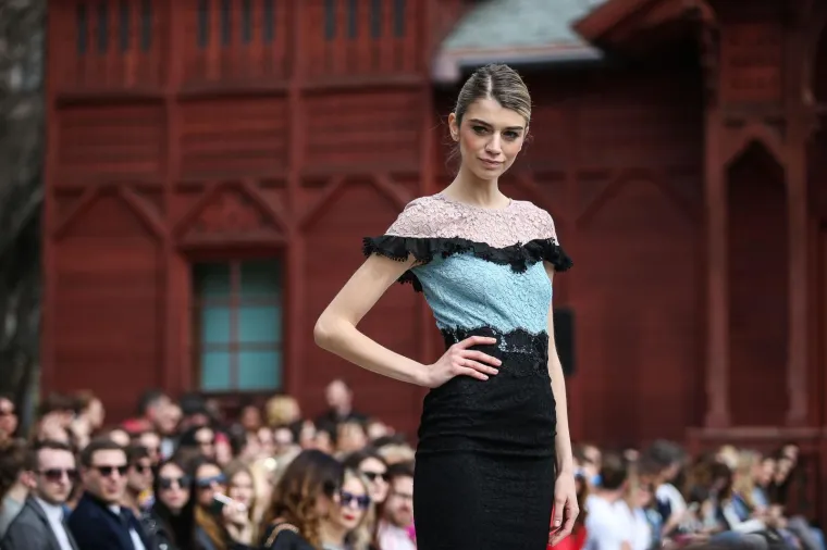 NESTA&Scaron;NE HALJINICE: Pored otkrivenih bradavica i međunožja, modna revija pala u drugi plan