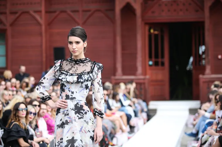 NESTA&Scaron;NE HALJINICE: Pored otkrivenih bradavica i međunožja, modna revija pala u drugi plan