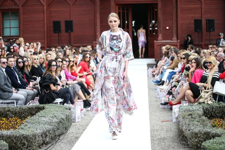 NESTA&Scaron;NE HALJINICE: Pored otkrivenih bradavica i međunožja, modna revija pala u drugi plan