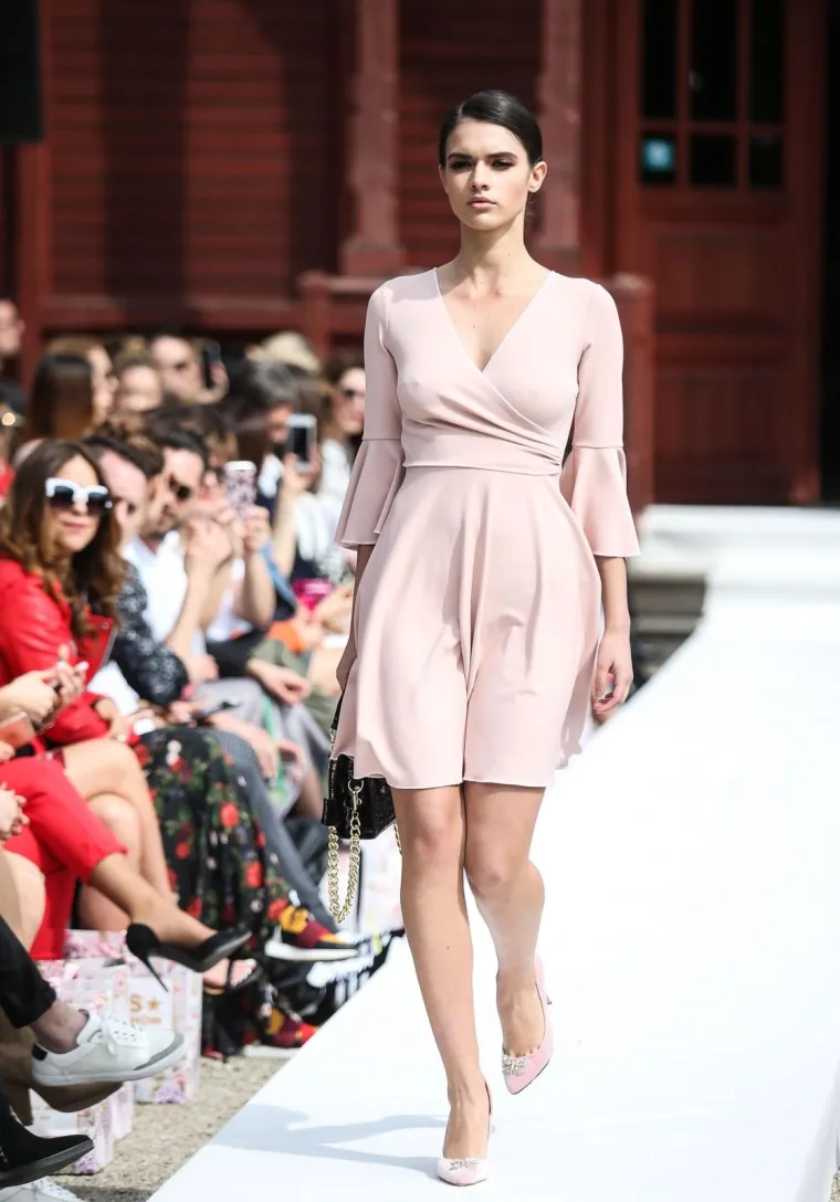 NESTA&Scaron;NE HALJINICE: Pored otkrivenih bradavica i međunožja, modna revija pala u drugi plan