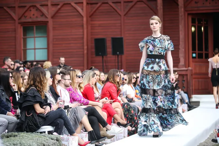 NESTA&Scaron;NE HALJINICE: Pored otkrivenih bradavica i međunožja, modna revija pala u drugi plan