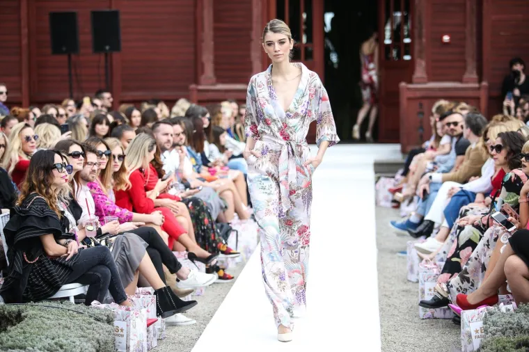 NESTA&Scaron;NE HALJINICE: Pored otkrivenih bradavica i međunožja, modna revija pala u drugi plan