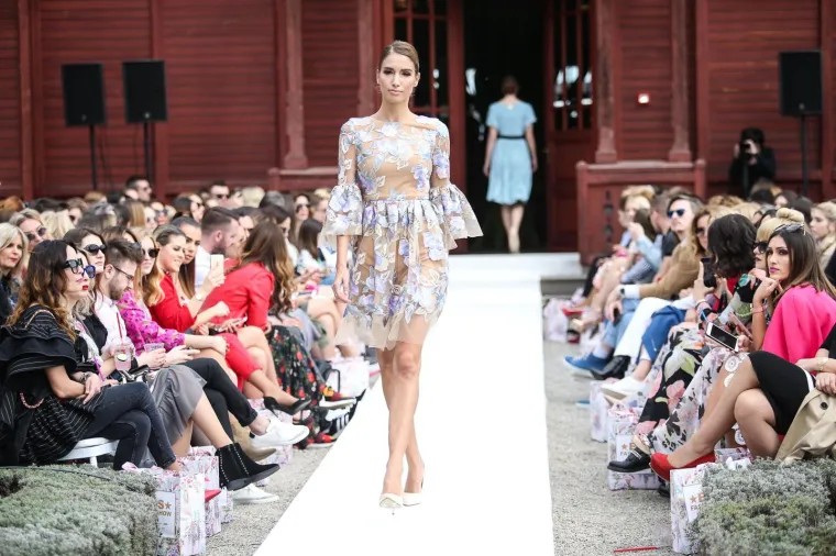 NESTA&Scaron;NE HALJINICE: Pored otkrivenih bradavica i međunožja, modna revija pala u drugi plan