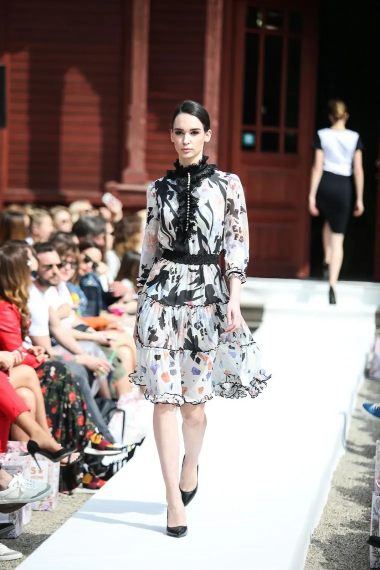 NESTA&Scaron;NE HALJINICE: Pored otkrivenih bradavica i međunožja, modna revija pala u drugi plan