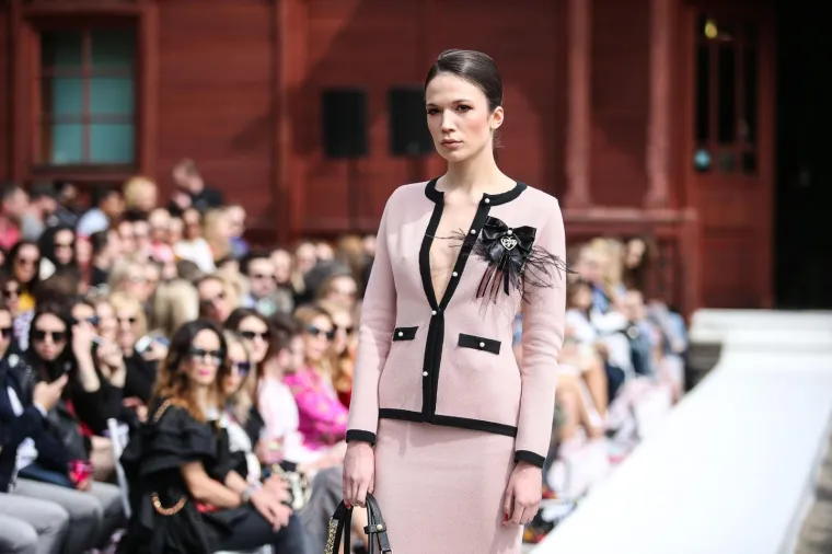 NESTA&Scaron;NE HALJINICE: Pored otkrivenih bradavica i međunožja, modna revija pala u drugi plan