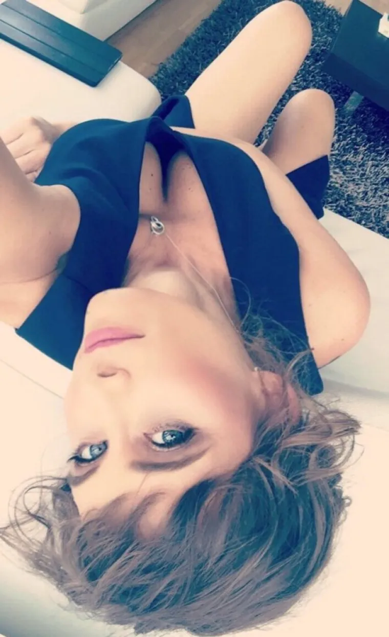 NA POSLU IM JE DOSADNO PA SE MORAJU NEKAKO ZABAVITI: Kad šef ne gleda, ured postaje striptiz klub