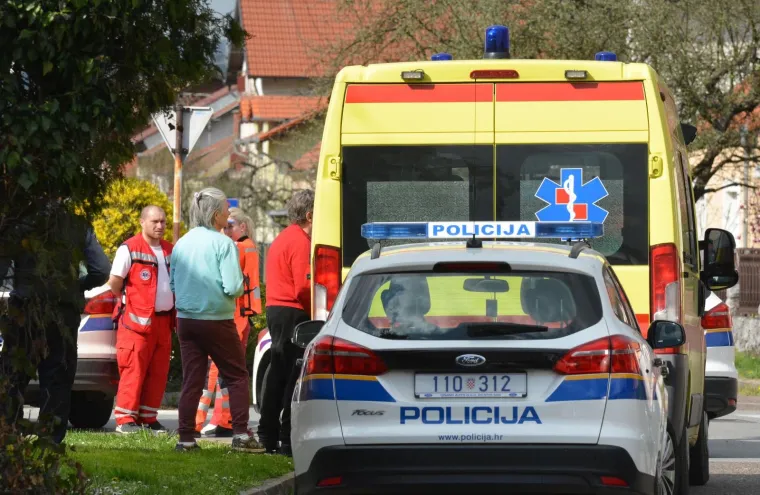 RASTROJENI MU&Scaron;KARAC ZATVORIO SE KUĆU: Kad su mu uzeli oružje, polugol se popeo na krov