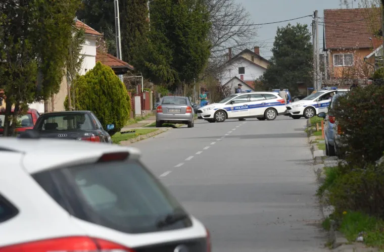 RASTROJENI MU&Scaron;KARAC ZATVORIO SE KUĆU: Kad su mu uzeli oružje, polugol se popeo na krov