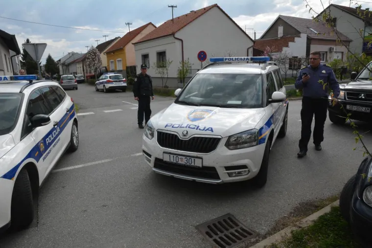 RASTROJENI MU&Scaron;KARAC ZATVORIO SE KUĆU: Kad su mu uzeli oružje, polugol se popeo na krov