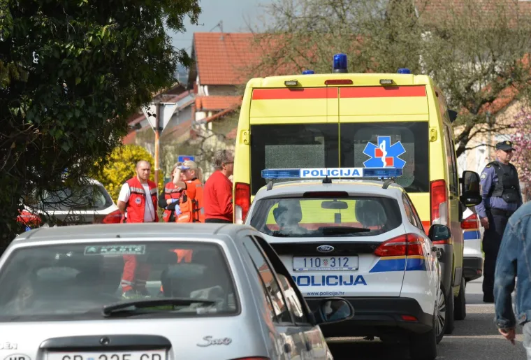 RASTROJENI MU&Scaron;KARAC ZATVORIO SE KUĆU: Kad su mu uzeli oružje, polugol se popeo na krov
