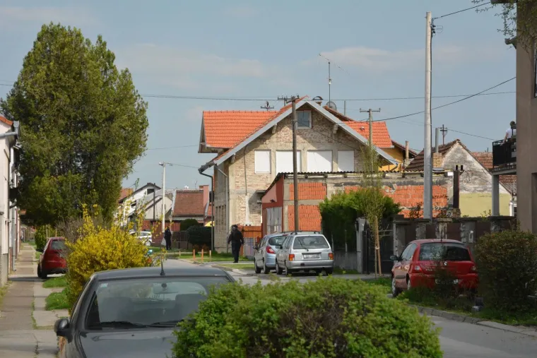 RASTROJENI MU&Scaron;KARAC ZATVORIO SE KUĆU: Kad su mu uzeli oružje, polugol se popeo na krov