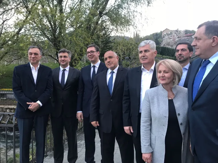 Hrvatski premijer Andrej Plenković sudjelovao je u otvaranju ureda Hrvatske gospodarske komore u Mostaru. Nakon toga bio je na radnoj večeri sa srbijanskim predsjednikom Aleksandrom Vučićem, hrvatskim članom Predsjedni&scaron;tva BiH Draganom Čovićem te dužnosnicima drugih zemalja u regiji. Vučić će u Mostaru otvoriti Gospodarski sajam.