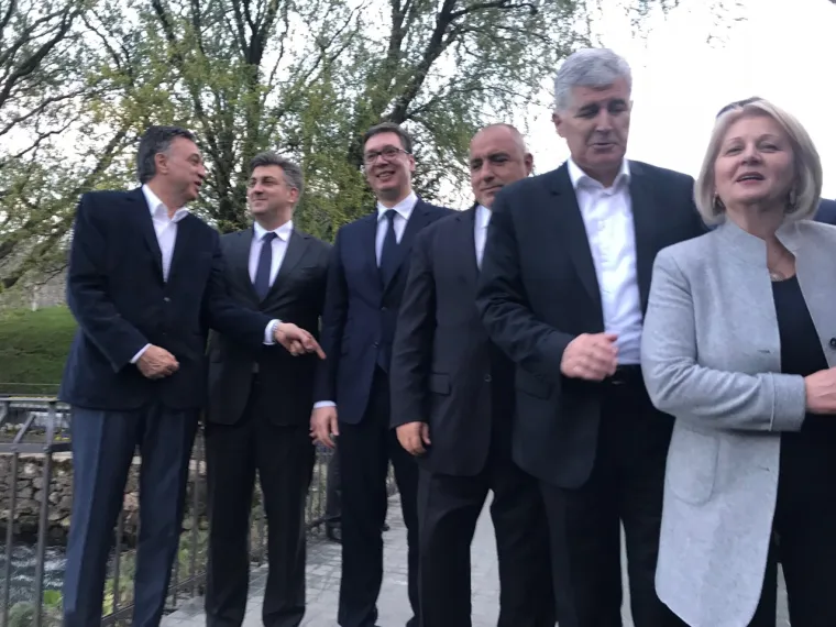 Hrvatski premijer Andrej Plenković sudjelovao je u otvaranju ureda Hrvatske gospodarske komore u Mostaru. Nakon toga bio je na radnoj večeri sa srbijanskim predsjednikom Aleksandrom Vučićem, hrvatskim članom Predsjedni&scaron;tva BiH Draganom Čovićem te dužnosnicima drugih zemalja u regiji. Vučić će u Mostaru otvoriti Gospodarski sajam.