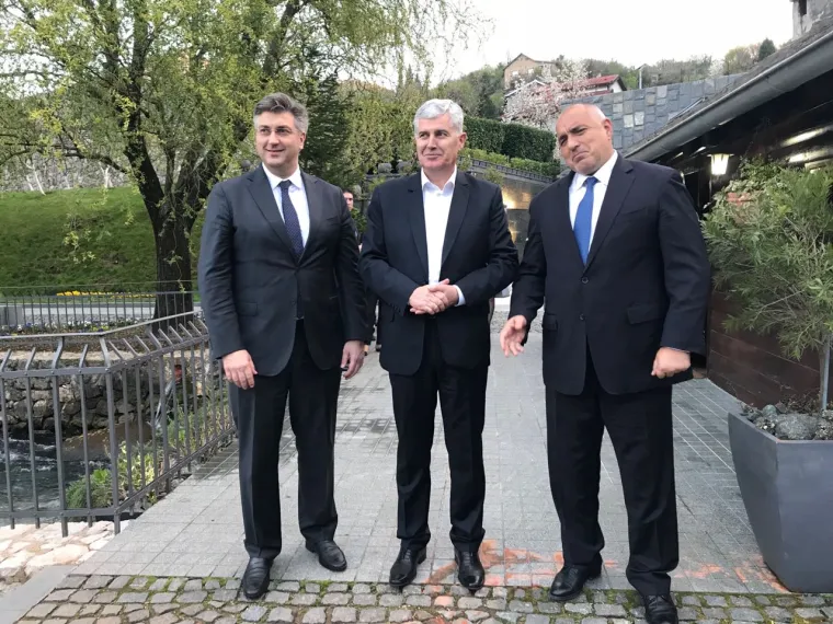 Hrvatski premijer Andrej Plenković sudjelovao je u otvaranju ureda Hrvatske gospodarske komore u Mostaru. Nakon toga bio je na radnoj večeri sa srbijanskim predsjednikom Aleksandrom Vučićem, hrvatskim članom Predsjedni&scaron;tva BiH Draganom Čovićem te dužnosnicima drugih zemalja u regiji. Vučić će u Mostaru otvoriti Gospodarski sajam.