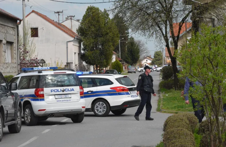 Policajci u pancirkama okružili kuću u Slavonskom Brodu