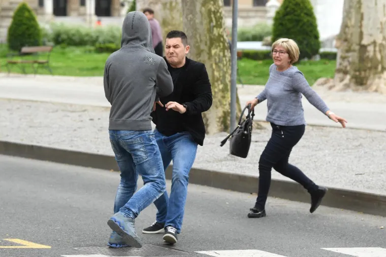 Nakon izricanja presude na Županijskom sudu Davidu Kom&scaron;iću (20) za ubojstvo biv&scaron;e djevojke, trudne Kristine Krupljan 19), zbog dobacivanja je doslo do sukoba izmedju Kristininog oca i prolaznika. Umijesao se Kristinin stric koji je jednog i udario nogom. Kom&scaron;ić je osuđen na 30 godina zatvora.