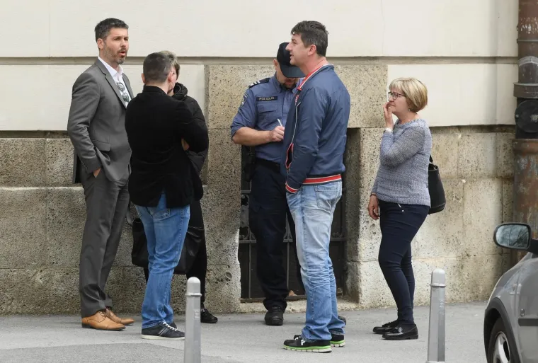 Nakon izricanja presude na Županijskom sudu Davidu Kom&scaron;iću (20) za ubojstvo biv&scaron;e djevojke, trudne Kristine Krupljan 19), zbog dobacivanja je doslo do sukoba izmedju Kristininog oca i prolaznika. Umijesao se Kristinin stric koji je jednog i udario nogom. Kom&scaron;ić je osuđen na 30 godina zatvora.