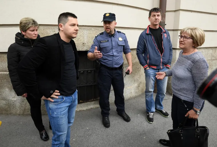 Nakon izricanja presude na Županijskom sudu Davidu Kom&scaron;iću (20) za ubojstvo biv&scaron;e djevojke, trudne Kristine Krupljan 19), zbog dobacivanja je doslo do sukoba izmedju Kristininog oca i prolaznika. Umijesao se Kristinin stric koji je jednog i udario nogom. Kom&scaron;ić je osuđen na 30 godina zatvora.