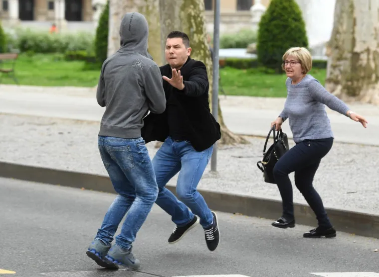 Nakon izricanja presude na Županijskom sudu Davidu Kom&scaron;iću (20) za ubojstvo biv&scaron;e djevojke, trudne Kristine Krupljan 19), zbog dobacivanja je doslo do sukoba izmedju Kristininog oca i prolaznika. Umijesao se Kristinin stric koji je jednog i udario nogom. Kom&scaron;ić je osuđen na 30 godina zatvora.